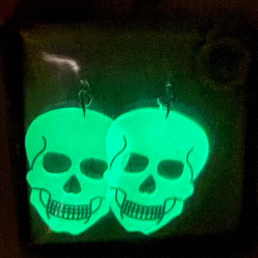 💀 Glow in the Dark Skull Earrings 💀